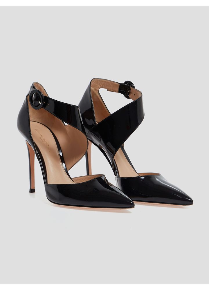 SCARPIN-VERNIZBICO-FINO-FCHADOFECHAMENTO-EM-FIVELATORNOZE-PRETO