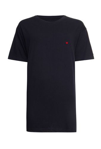 Camiseta-Preta-com-Coracao-Micro-Vermelho