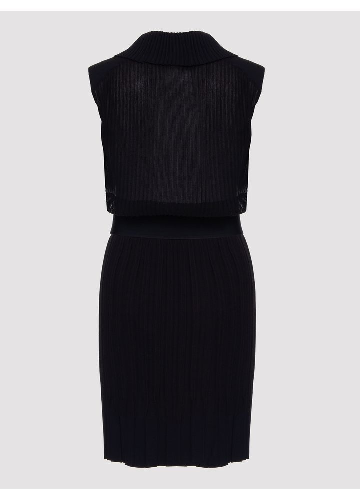 CONJ-DE-BLUSA-E-SAIA-E-LOGO-DA-MARCA-EM-METAL-NO-CS-PRETO