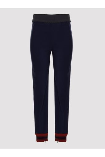 CALA-LEGGING-C--RECORTES-E-ELASTICO-C--DETALHES-NO-CS-PRETO